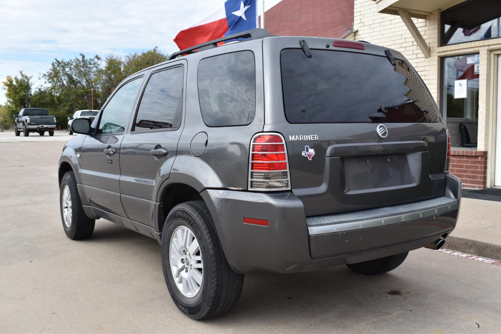 2005 Gray /Black Mercury Mariner Convenience 2WD (4M2YU56Z15D) with an 2.3L L4 DOHC 16V engine, 4-Speed Automatic transmission, located at 5925 E. BELKNAP ST., HALTOM CITY, TX, 76117, (817) 834-4222, 32.803799, -97.259003 - Purchasing a 2005 Mercury Mariner Convenience 2WD can be a wise choice for several reasons: Affordability: The 2005 Mercury Mariner Convenience 2WD is often available at a reasonable price point, making it an attractive option for budget-conscious buyers. Compact SUV Practicality: As a compact - Photo#2